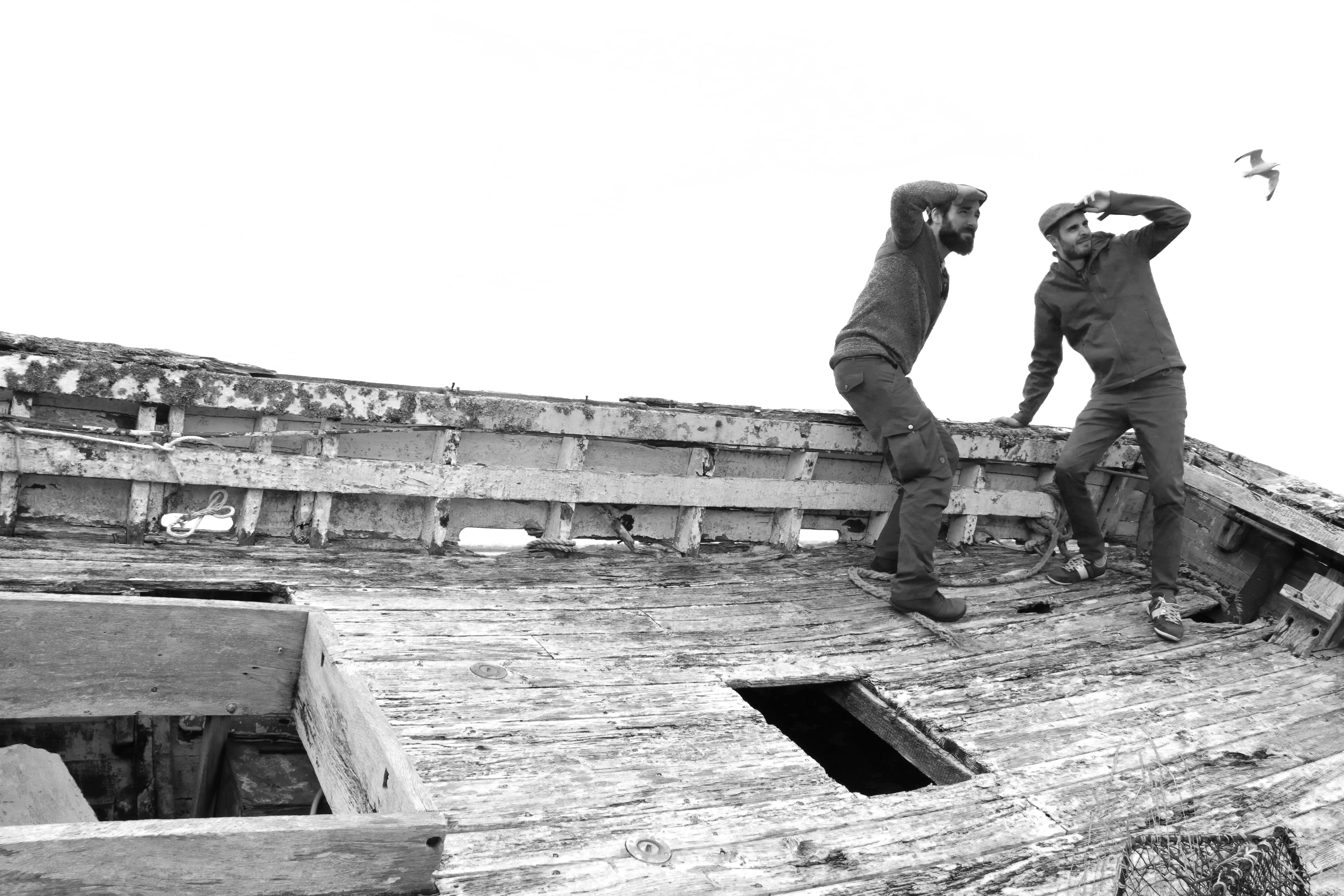 Zwei Musiker auf einem Holzboot