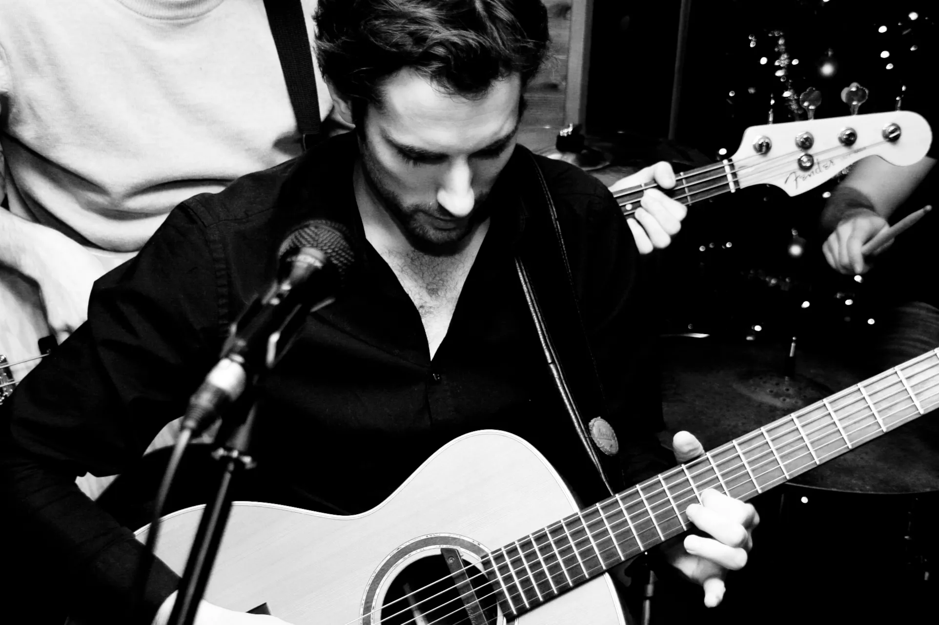 George Matters mit Akustikgitarre am Mikrofon