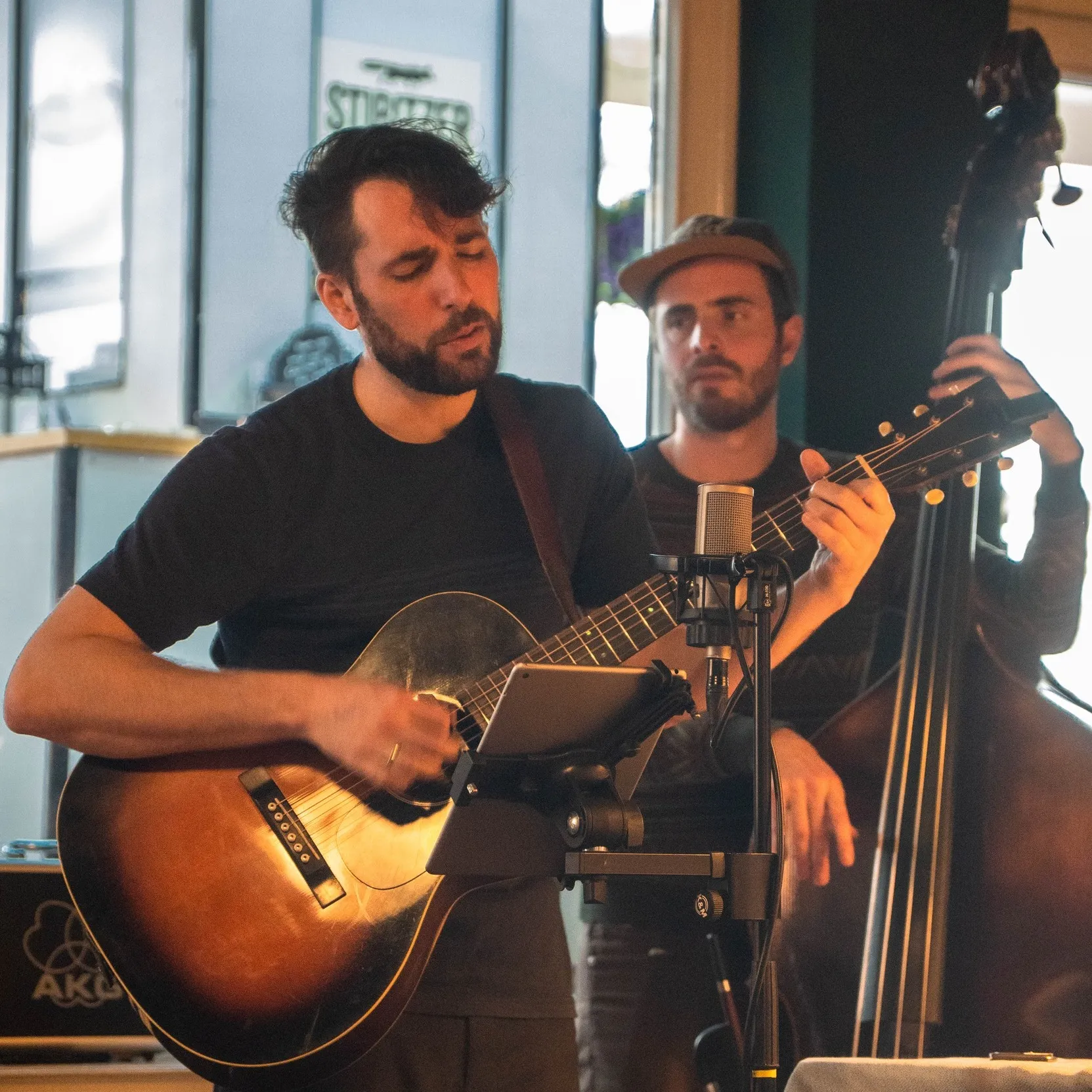 George Matters mit Kontrabass-Begleitung